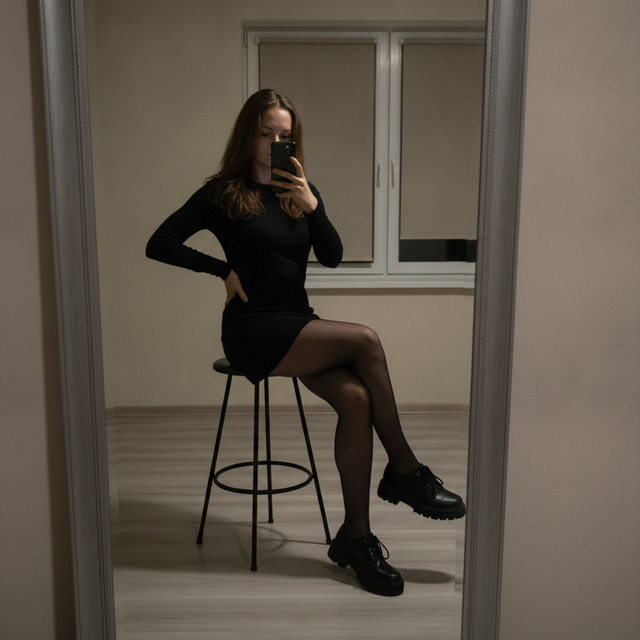Тёмное селфи в зеркале — категория «селфи» — промпт для нейросети